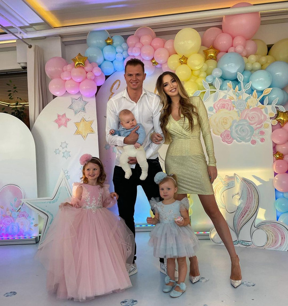 За четыре года брака у Костенко и Тарасова появилось трое детей