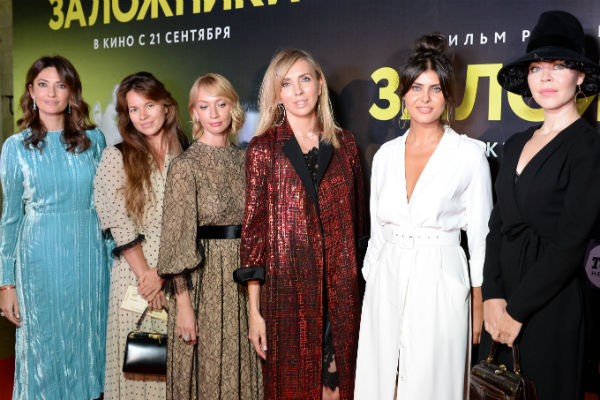 Светлана Бондарчук с подругами на премьере картины «Заложники» Резо Гигинеишвили Светлана Бондарчук с подругами на премьере картины «Заложники» Резо Гигинеишвили