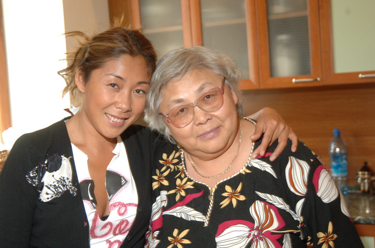 Анита Цой с мамой