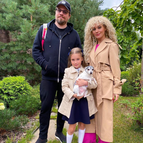 1 сентября Гарик и Кристина вместе отвели дочь Настю в школу
