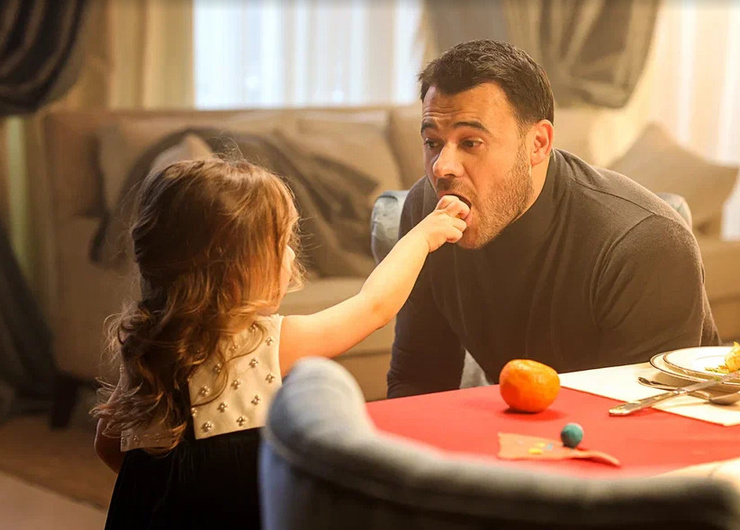 В праздничном клипе Эмина приняла участие его трехлетняя дочь
