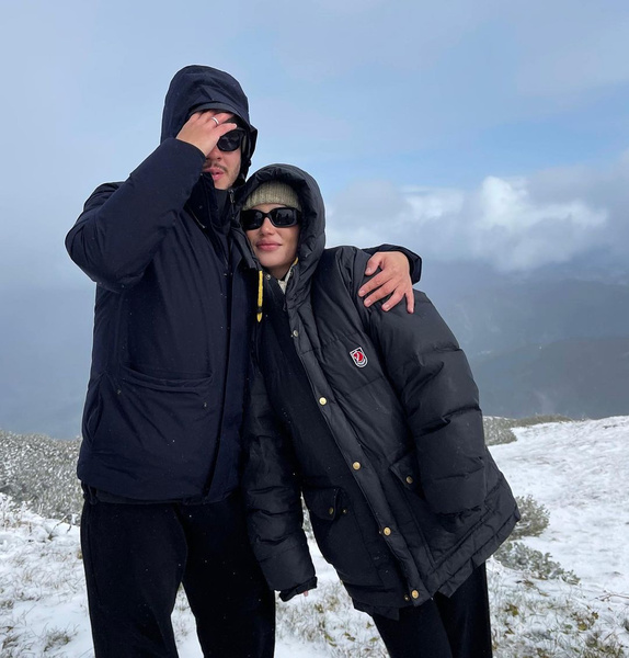Ольга Серябкина и ее муж Георгий Начкебия обнимаются на фоне заснеженных Альп