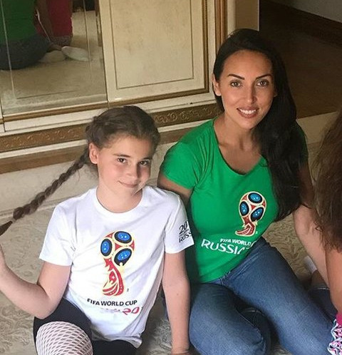Певица Алсу и ее дочь Микелла Певица Алсу и ее дочь Микелла