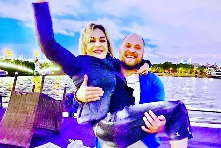Избранник певицы младшее ее на 19 лет Избранник певицы младшее ее на 19 лет