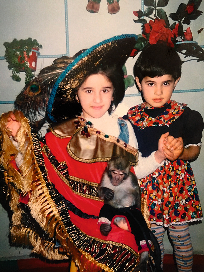 Утром перед линейкой Алана (слева) оставила дома брошь. Теперь украшение стало семейной реликвией