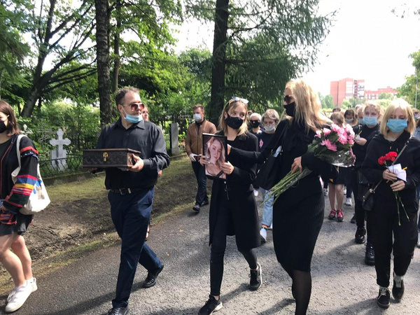 В Петербурге прощаются с Настей Тропицель: онлайн-репортаж