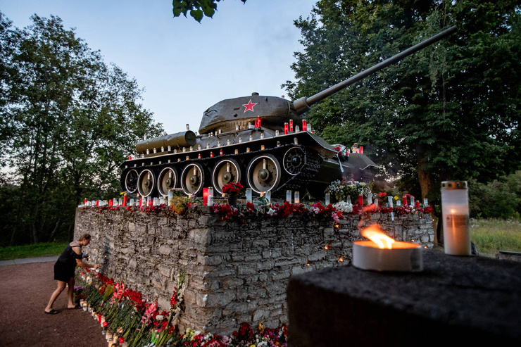 Семь памятников, включая танк Т-34, снесли в Эстонии