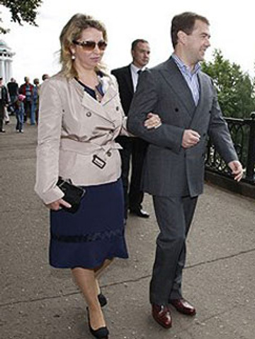 Дмитрий и Светлана Медведевы вместе прогуливаются по&nbsp;набережной Ярославля, 2008 год