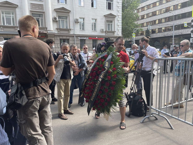 Поклонники несут к гробу режиссера венки и цветы