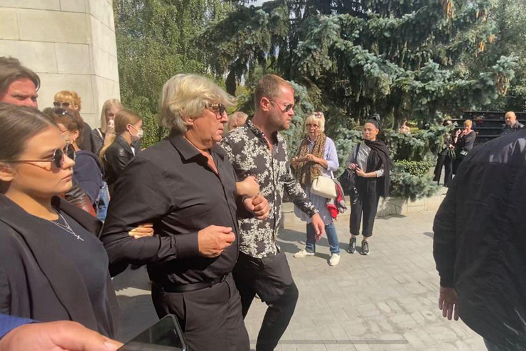 После прощания супруга певицы вывели из зала