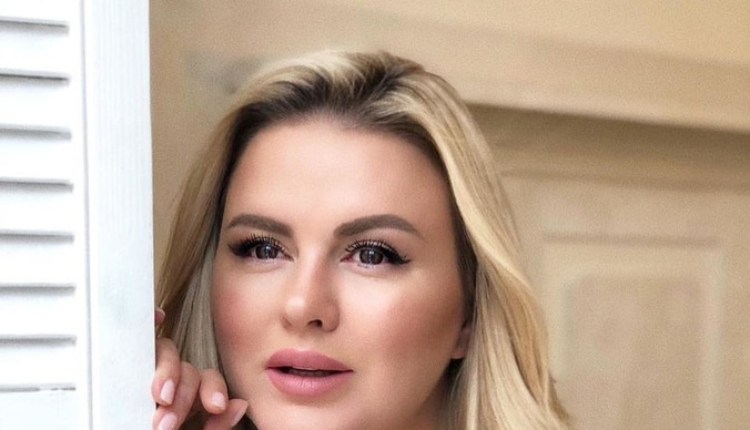 Анну Семенович выгнали с пляжной вечеринки StarHit.ru