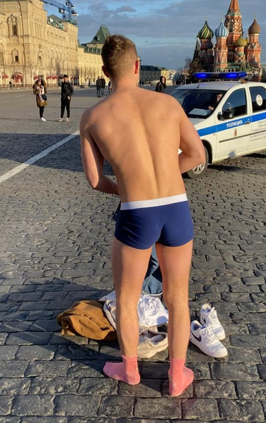 Романа забрали в участок Романа забрали в участок