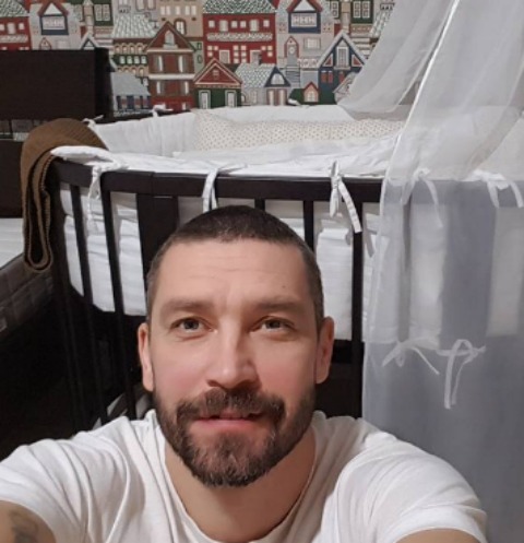 Владимир Кристовский водит новорожденного малыша по ресторанам