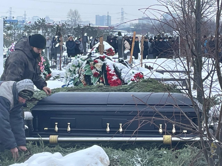 Журналиста похоронили на Троекуровском кладбище
