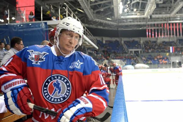 Президент России Владимир Путин в день своего рождения на матче команд «Звезды НХЛ» и «Сборной НХЛ» Президент России Владимир Путин в день своего рождения на матче команд «Звезды НХЛ» и «Сборной НХЛ»