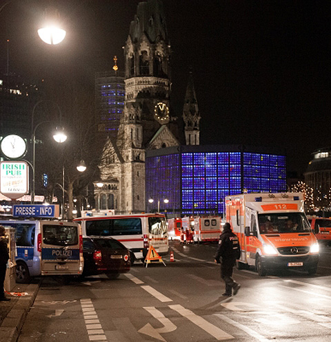 Автомобили полиции и скорой помощи у церкви Кайзера Вильгельма на Брайтшайдплац в Берлине