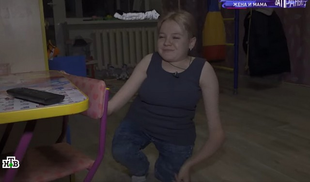 Анастасия передвигается по дому на коленях, так как не может ходить на ногах