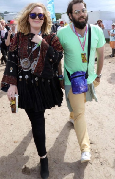 Певица Адель и ее избранник Саймон Конекки на прогулке в Лос-Анджелесе