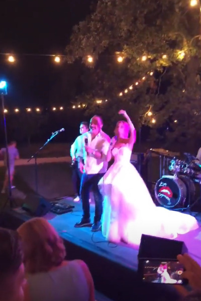 Певица сама вышла на сцену в день своей свадьбы