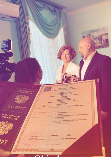 Новоиспеченные супруги и их свидетельство о браке Новоиспеченные супруги и их свидетельство о браке