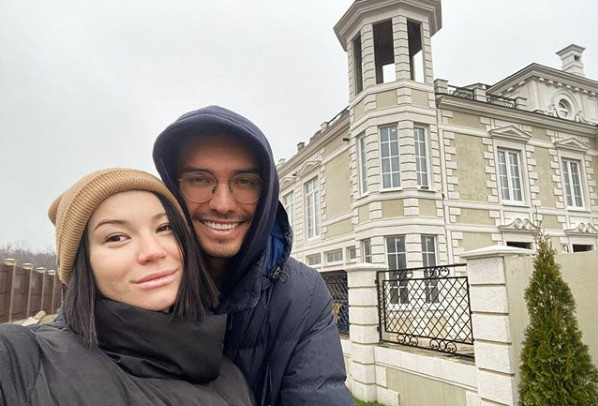 Ида с мужем Аланом Басиевым возле нового дома Ида с мужем Аланом Басиевым возле нового дома