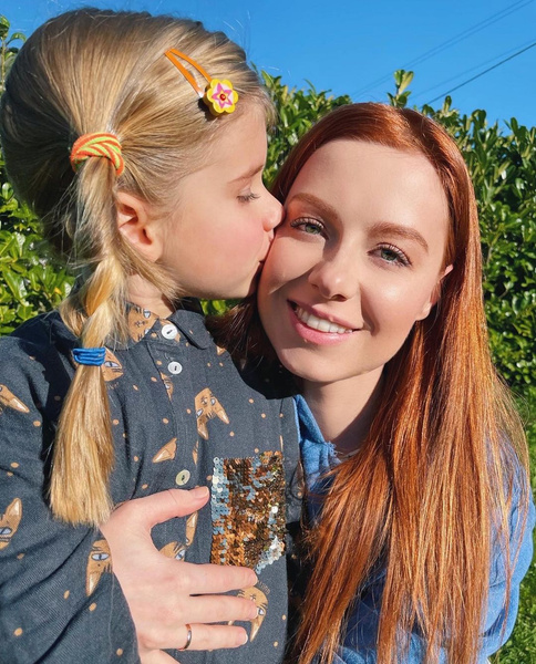 Юлия Савичева с дочерью