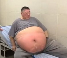«Поскорее умереть и не мучиться»: мужчина располнел до 220 килограммов и не может сделать операцию