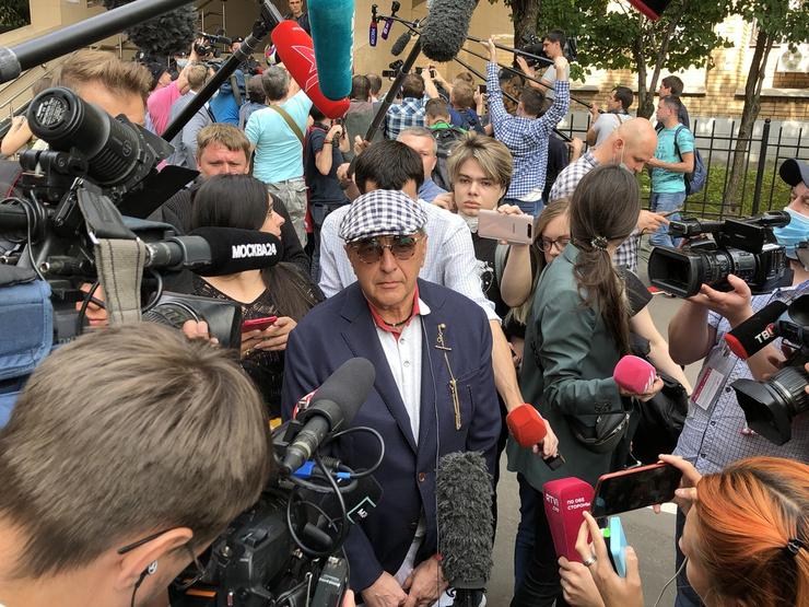 Александр Добровинский у здания суда Александр Добровинский у здания суда
