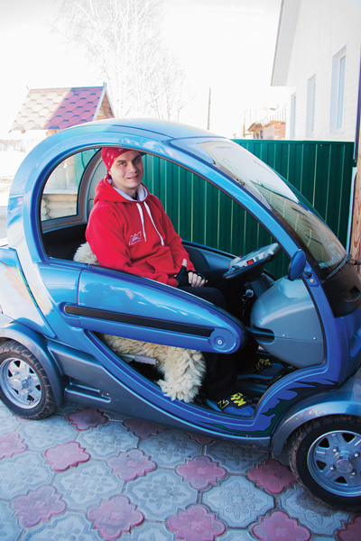 В прошлом году родители купили сыну электромобиль, чтобы он мог самостоятельно передвигаться хотя бы на небольшие расстояния по проселочной дороге