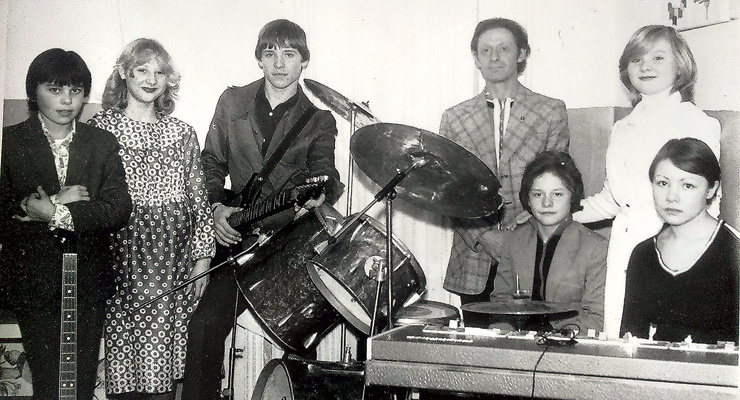 В школе Максим (крайний слева) был участником ВИА «Звонкие голоса». Конец 70-х годов 