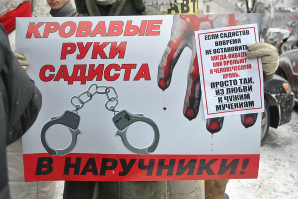 Люди проводили митинги, выступая за ужесточение меры наказания для студенток из Хабаровска