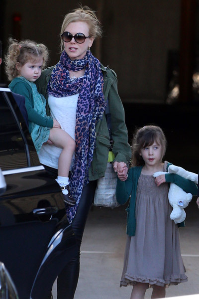 Николь с дочерьми Фейт и Сандей Роуз прибывают в Сидней