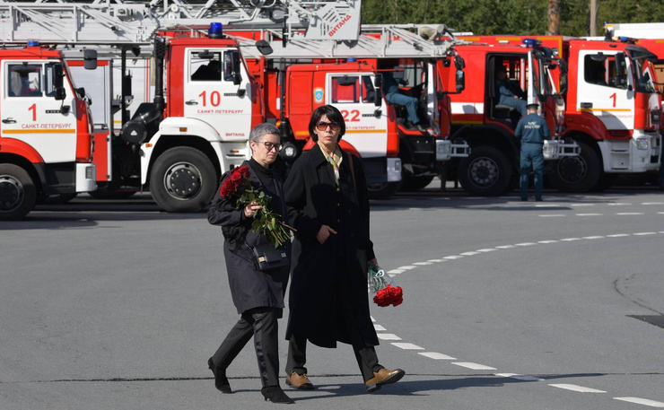 На похоронах присутствовали родные и близкие главы МЧС России