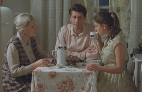 В сериале «Оттепель» Евгений сыграл закройщика, брата главной героини. На фото – с Ларисой Малеванной и Анной Чиповской