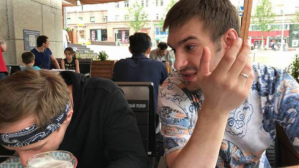 Павел часто отдыхает с друзьями в лучших заведениях Москвы Павел часто отдыхает с друзьями в лучших заведениях Москвы