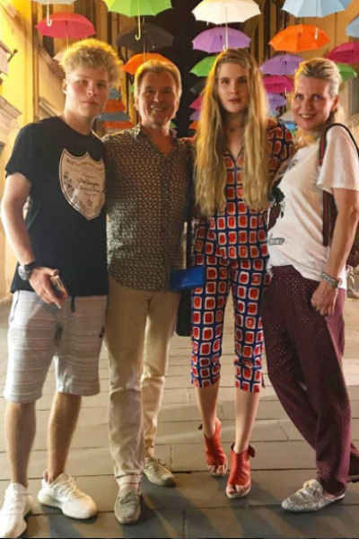 Александр Малинин с семьей