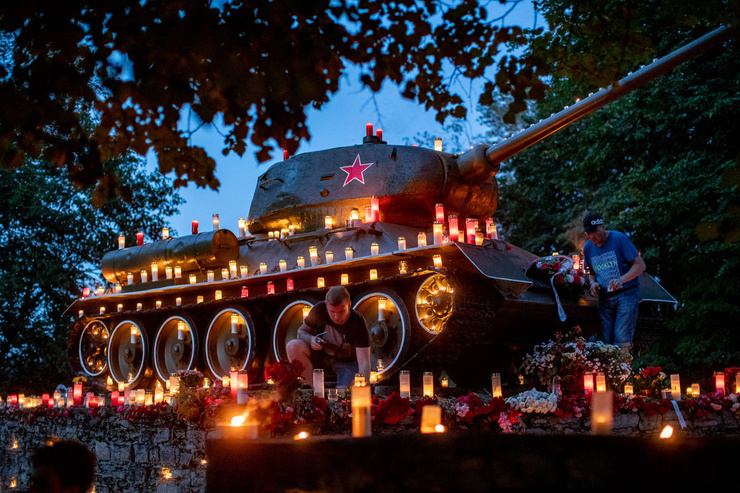 Танк-памятник Т-34 в Нарве