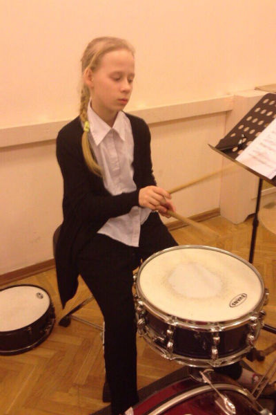 К 10 годам Саша стала  опытным барабанщиком