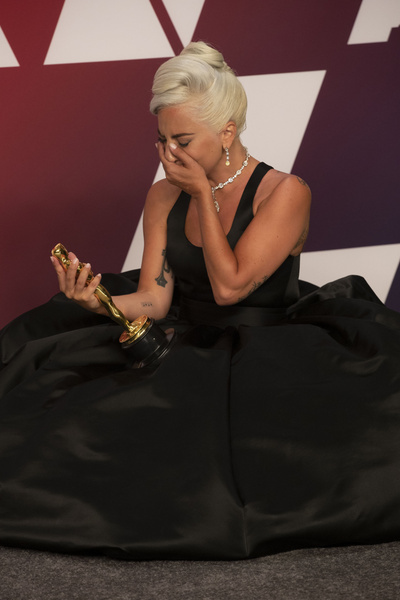 Получив «Оскар» за песню Shallow, Гага не смогла сдержать слез Получив «Оскар» за песню Shallow, Гага не смогла сдержать слез