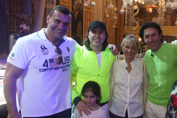 С рестлером Олегом Прудиусом, Александром Реввой с дочкой и прихожанкой церкви святой Матроны Татьяной