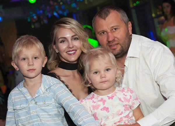 Яна, ее муж и дети Яна, ее муж и дети