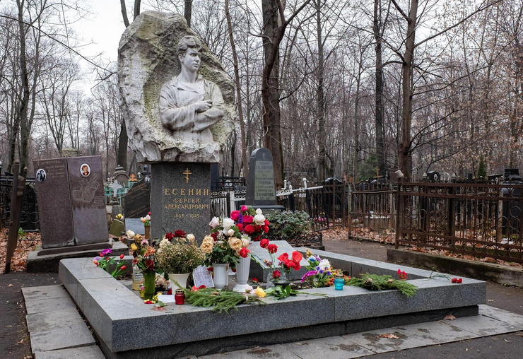 Есенин похоронен на Ваганьковском кладбище