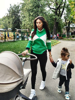 Оксана Самойлова с дочками на прогулке