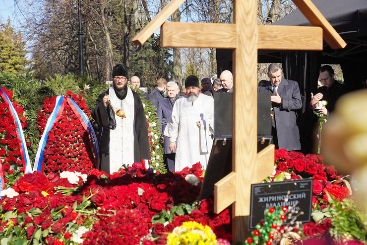Новости: На Новодевичьем кладбище проходят поминки по Владимиру Жириновскому – видео – фото №4