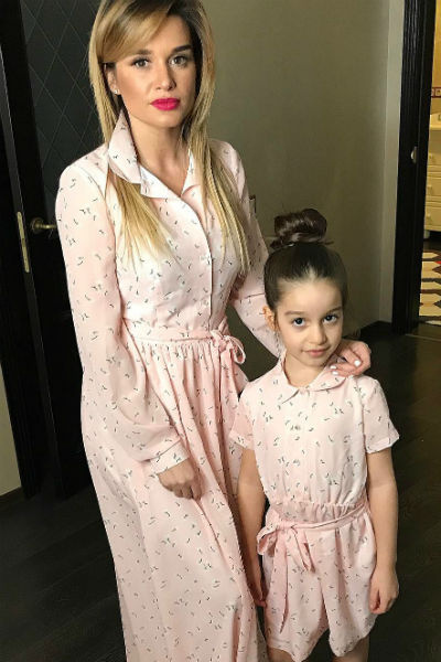 Ксения Бородина также подбирает розовые платья для дочери