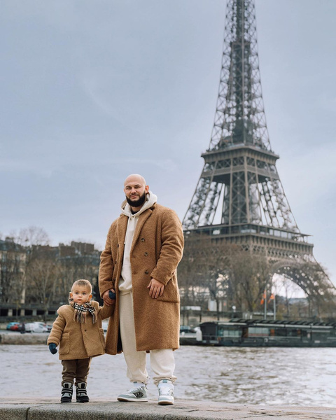 Джиган позирует с долгожданным сыном на фоне видов Парижа