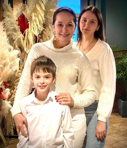 Актриса воспитывает двоих детей — дочь Татьяну и сына Виктора