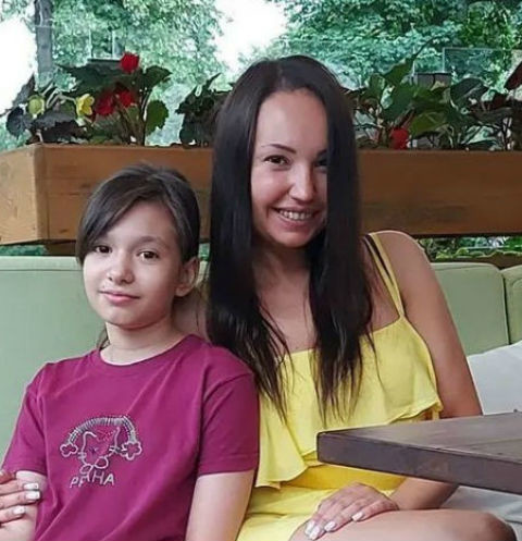 Девочка лишилась матери в прошлом году Девочка лишилась матери в прошлом году