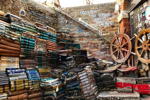Книжный магазин Libreria «Acqua Alta» Книжный магазин Libreria «Acqua Alta»