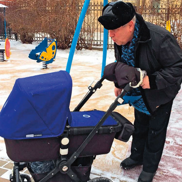 «На прогулки с внуком баррикадируюсь, чтобы не узнавали: закутываюсь в шарф, шапку на глаза натягиваю», – рассказывает Винокур «На прогулки с внуком баррикадируюсь, чтобы не узнавали: закутываюсь в шарф, шапку на глаза натягиваю», – рассказывает Винокур